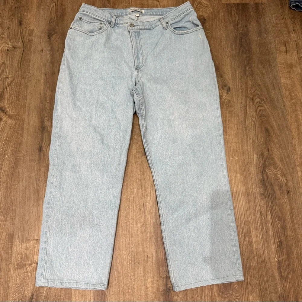 Abercrombie & Fitch Curve Love Straight Leg Jeans - Picture 2 of 6